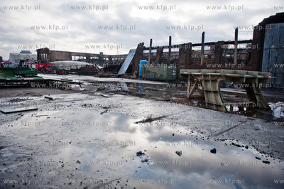 Gdansk. Dogaszanie doszczetnie spalonej hali produkcyjnej...