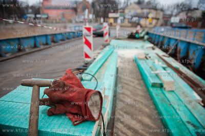 Gdansk Sobieszewo. Wymiana desek w moscie pontonowym...