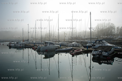 Gdynia. Mglista pogoda w porcie jachtowym.  15.04.2012...