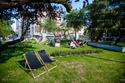 Gdynia. Skwer Zeromskiego, na ktorym w sasiedztwie...