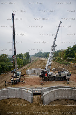 Gdansk. Ul. Ogrodowa. Montaz pierwszych elemntow wiaduktu...