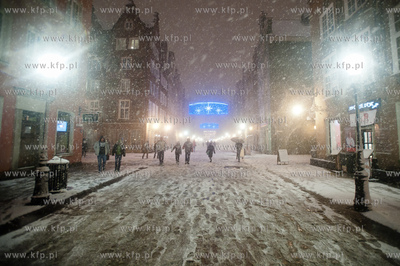 Gdansk. Ul. Dluga. Niespodziewana, nagla zmiana pogody,...