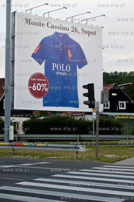 Gdansk. Nowo postawiona, tablica reklamowa, ktora spowodowala...