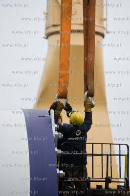 Stocznia Gdanska. Zaladunek elementow wiez wiatrowych,...