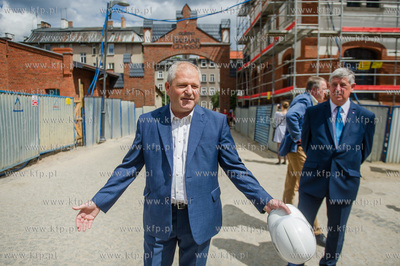 Gdansk. Spacer po Dolnym Wrzeszczu, poprzedzajacy uroczystosc...