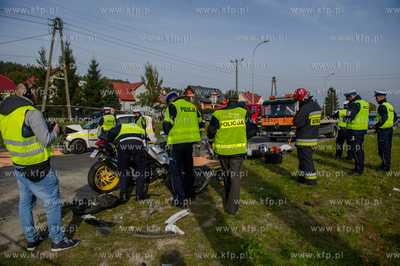 Gdansk. Wypadek drogowy auta i dwoch motocykli na ulicy...