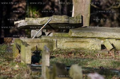 Gdansk. Zdewastowane przez nieznanych sprawcow plyty...