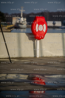 Gdańsk.  Falochron Zachodni w Nowym Porcie.
16.02.2017
fot....