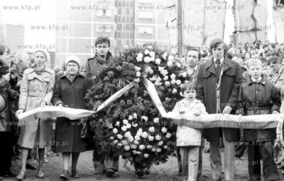 Uroczystosci 1maja - nz pod pomnikiem Poleglych Stoczniowcow...