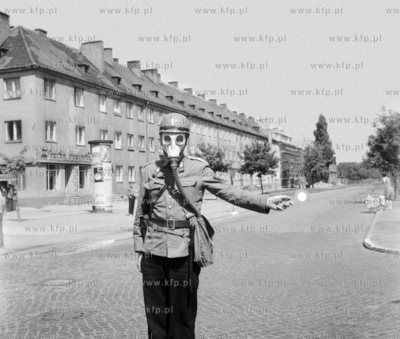 Milicjant w masce przecigazowej w Gdansku Wrzeszczu....