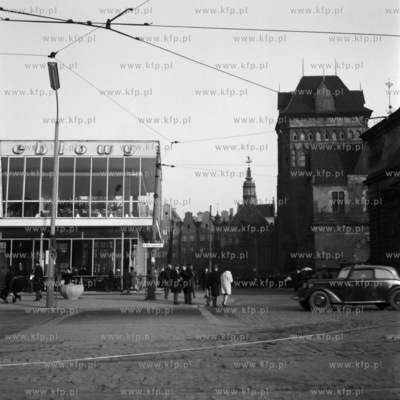 Przed Domem Meblowym na Wałach Jagiellońskich w Gdańsku.
03.1967
0000628z_marzec1967
Fot....