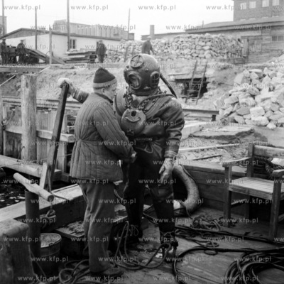 Nurek sprawdza stan wejścia do portu. (lata60). 1960...