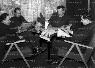 Czytelnie w klubie prasy. (lata60).19620008118zFot....