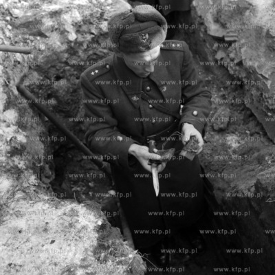 Saper na poligonie przygotowuje niewypał do detonacji....