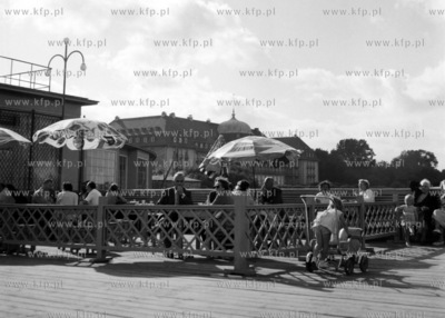Ogródek gastronomiczny przy molo w Sopocie. (lata60)19640002155zFot....