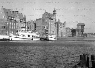 Statek białej floty Grazyna stoi przycumowany do nabrzeża...