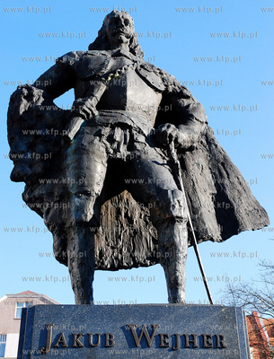 Rynek starego miasta w Wejherowie. Nz. Pomnik Jakuba...