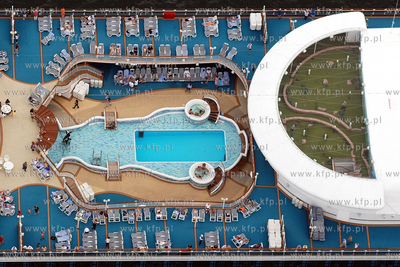 Gdynia z lotu ptaka. Nz. Wycieczkowiec STAR PRINCES...