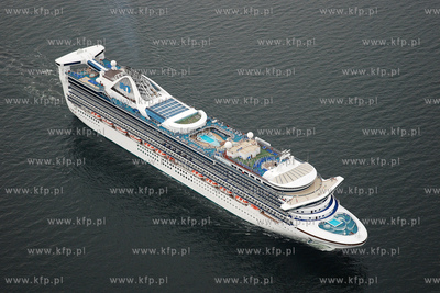 Gdynia z lotu ptaka. Nz. Wycieczkowiec STAR PRINCES...