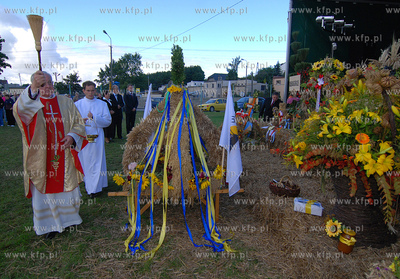 Dozynki Gminne w Kosakowie. Nz. Uroczysta msza swieta...