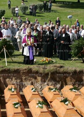 Szczecin/Glinna/zachodniopomorskie. Na cmentarzu wojennym...