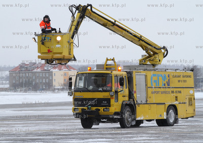 Zima na lotnisku Gdansk Rebiechowo. Nz. Odladzacz statkow...