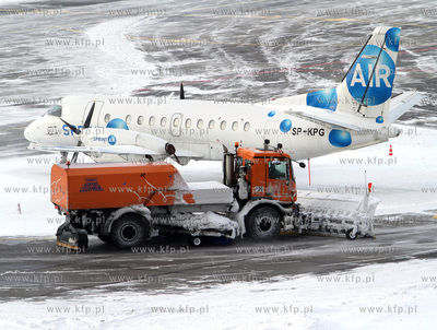 Gdansk, Rebiechowo. Nz. Odsniezanie plyty lotniska.30.01.2010fot....