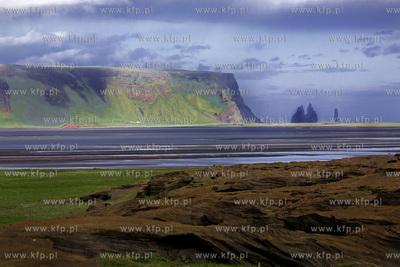 Islandia krajobraz wyspy, okolice Dyrholaey czerwic...