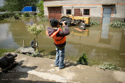 Nowy Torszyn NZ 6 letni Kuba odwiedzil swoj podtopiony...