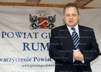 Grupa pietnastu osob, glownie samorzadowcow chce doprowadzic...