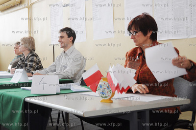 Gdynianie glosowali w Komisji Obwodowej nr 48 w Szkole...