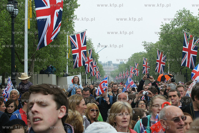Londyn. Przejazd orszaku po ceremonii zaslubin ksiecia...