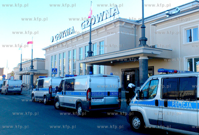 Dworzec Glowny PKP w Gdyni. Policja oczekuje na kibicow...