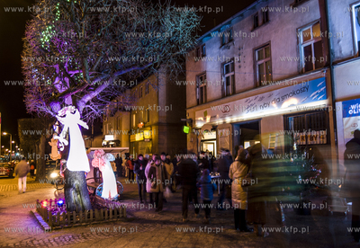Przed Galeria Sztuki Warzywniak w Gdansku Oliwie, stanela...