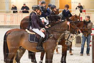 Pierwszy dzien Halowych Regionalnych Zawodow w Skokach...