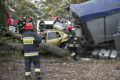 Stara Dabrowa na krajowej 6. Volkswagen Golf zderzyl...