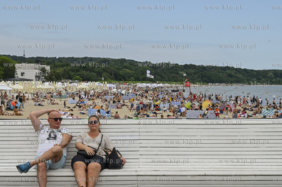 Sopot. Plaza w sezonie pelna plazowiczow i parawanow....