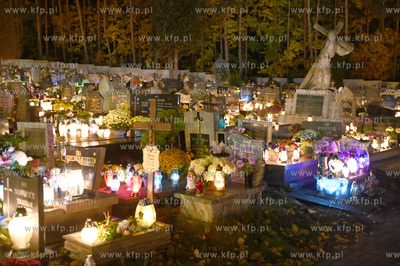 W zaduszkowy wieczór na cmentarzu parafialnym w Gdyni...