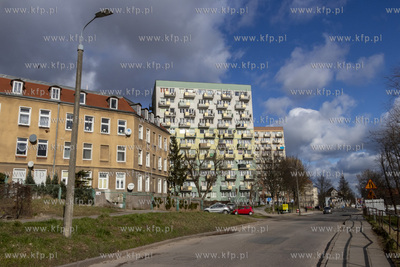 Ulica Zaroślak w Gdańsku Śródmieściu. Na drugim...