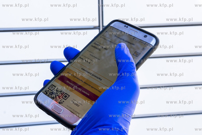 Odbiór paczek z paczkomatu za pomocą aplikacji mobilnej...