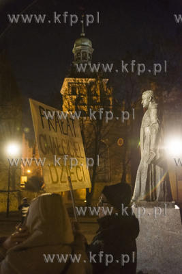 Gdańsk. Protest przeciwko pedofilii pod pomnikiem...