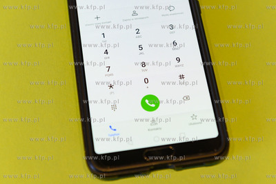 NFZ apeluje: nie wychodź z domu - zadzwoń po teleporadę....