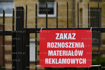 Gdynia Orłowo przy ul. Spacerowej. Nz. na bramie wejściowej...