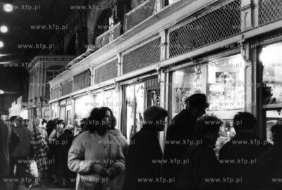 Hala targowa w Gdańsku . XII 1986. Fot. Zbigniew Kosycarz...