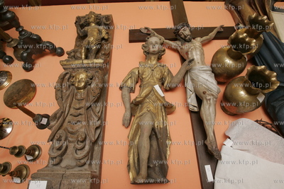 Uratowane zabytki ze spalonego kosciola sw. Katarzyny...