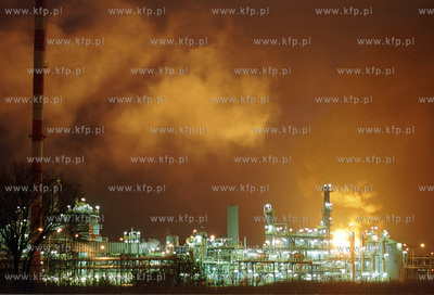 W Rafinerii Gdanskiej zapalil sie jeden ze zbiornikow...