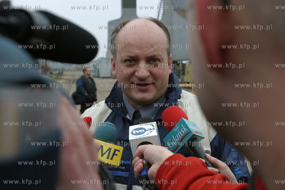 Maszty na ktorych zawisna flagi nowych czlonkow Unii...