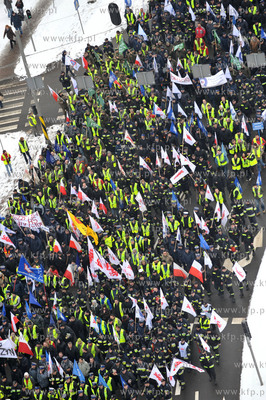 Pikieta sluzb mundurowych w Gdansku, przeciwko projektowi...