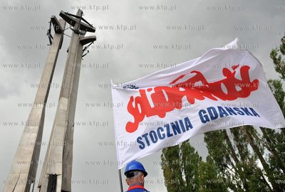 Gdansk. Plac Solidarnosci i pomnik Poleglych Stoczniowcow....