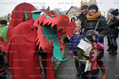 Orszak Trzech Kroli w Zukowie na Kaszubach. W orszku...